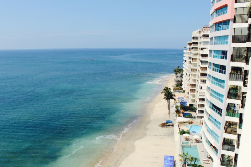 chambre-hote-ST PAUL DE VENCE-min_beach_ocean_shore_hotel_palm_tree-33726