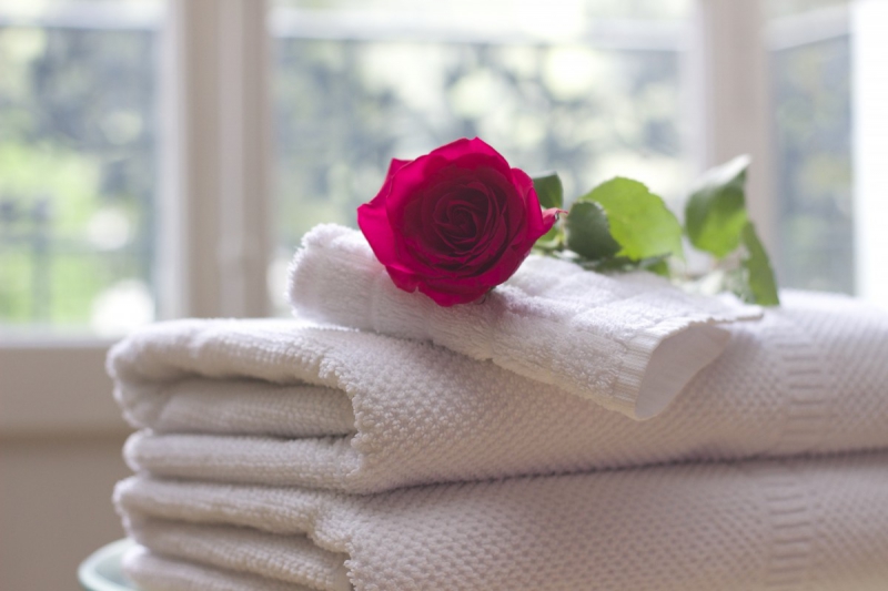 chambre-hote-ST PAUL DE VENCE-min_towel_rose_clean_care_salon_spa_white_bath-731641